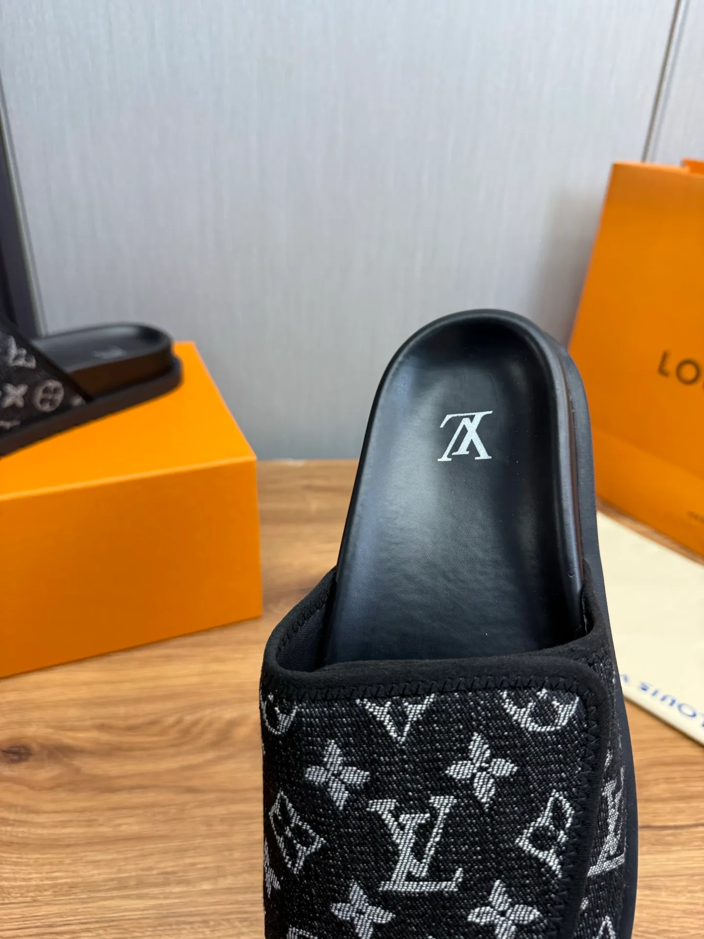 Men's shoes 💰340💰 ▪️LV's popular Little Red Book popular slippers hot sale: 1 shipment✅ Super textured and comfortable slippers, original TPU outsole. Authentic counter box drawer box packaging 🎁Size 38-45